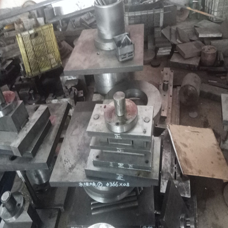 衝壓件精度（dù）不同所用衝壓模具類型不同
